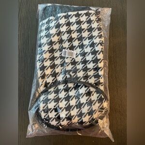 Large houndstooth knit scarf